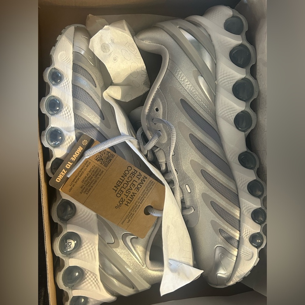 Nike Women's Athletic Shoes in Silver and White with Clear Pods